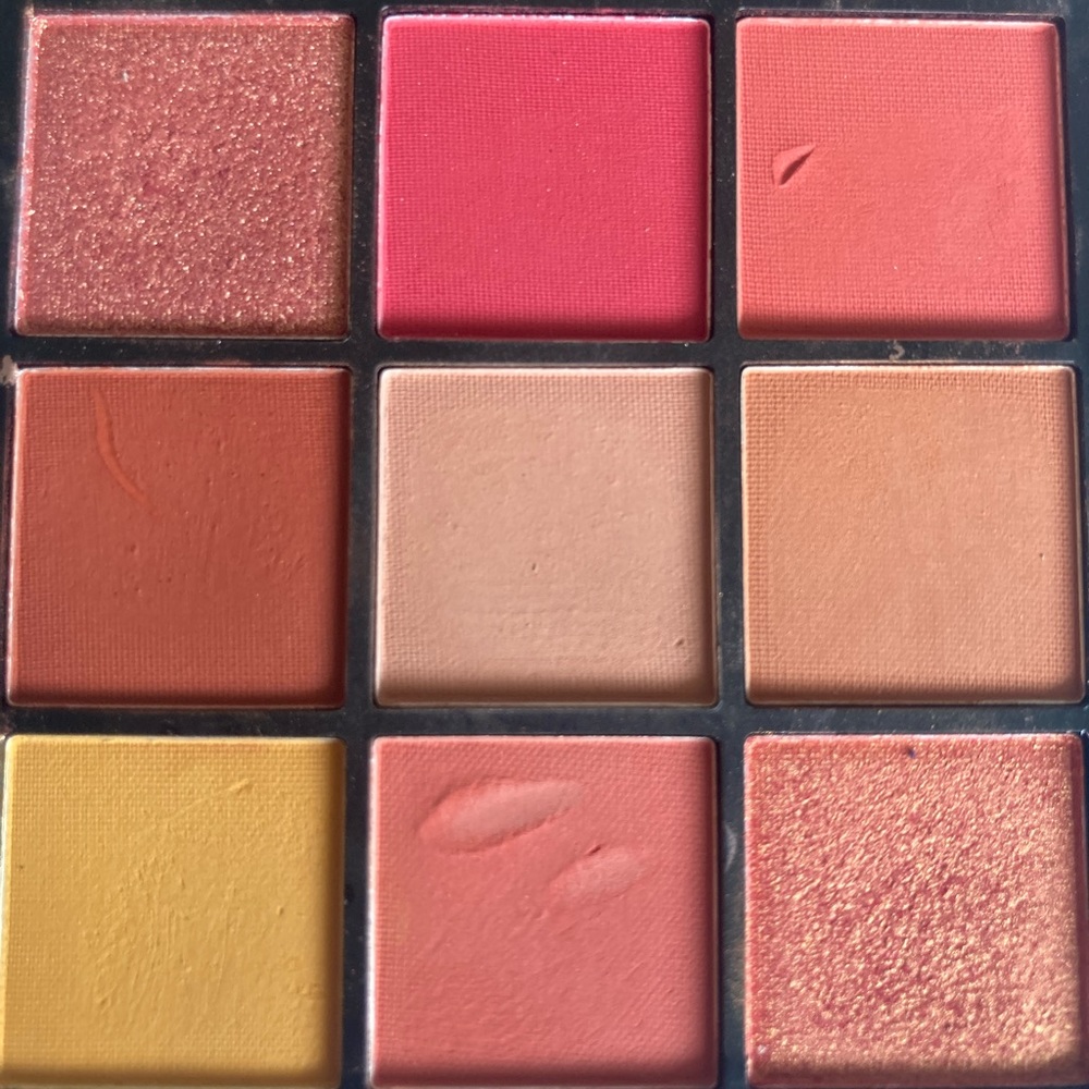 huda * coral * eyeshadow palette
